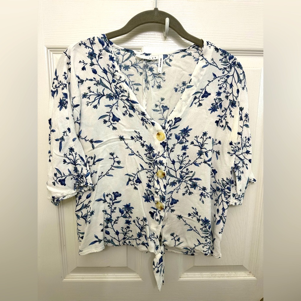 White Floral Button-Up tie front Blouse size Large